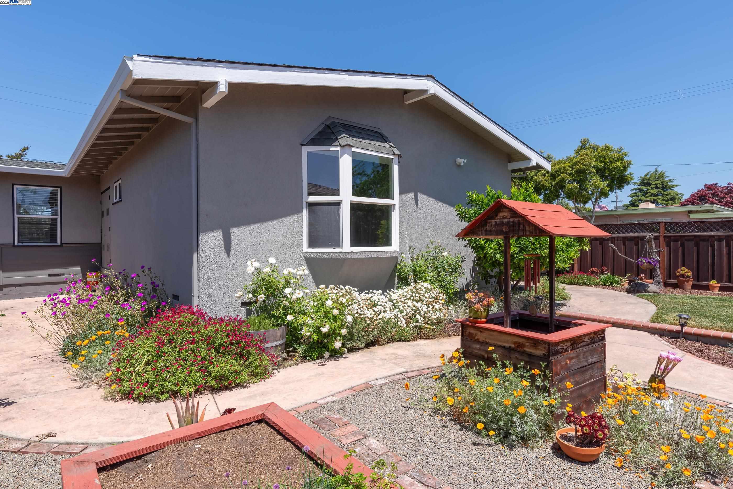 San Leandro, California 94577, United States, 3 Bedrooms Bedrooms, ,2 BathroomsBathrooms,Residential,Pending,126939