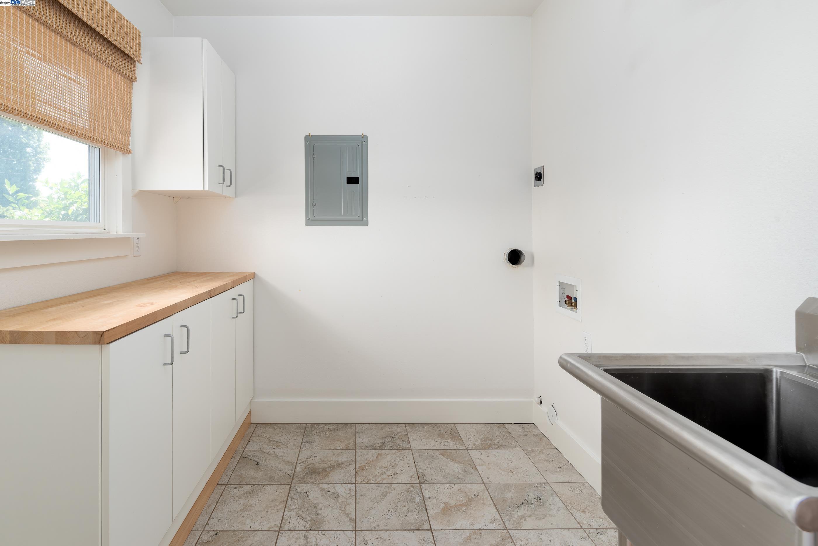 San Leandro, California 94577, United States, 3 Bedrooms Bedrooms, ,2 BathroomsBathrooms,Residential,Pending,126939