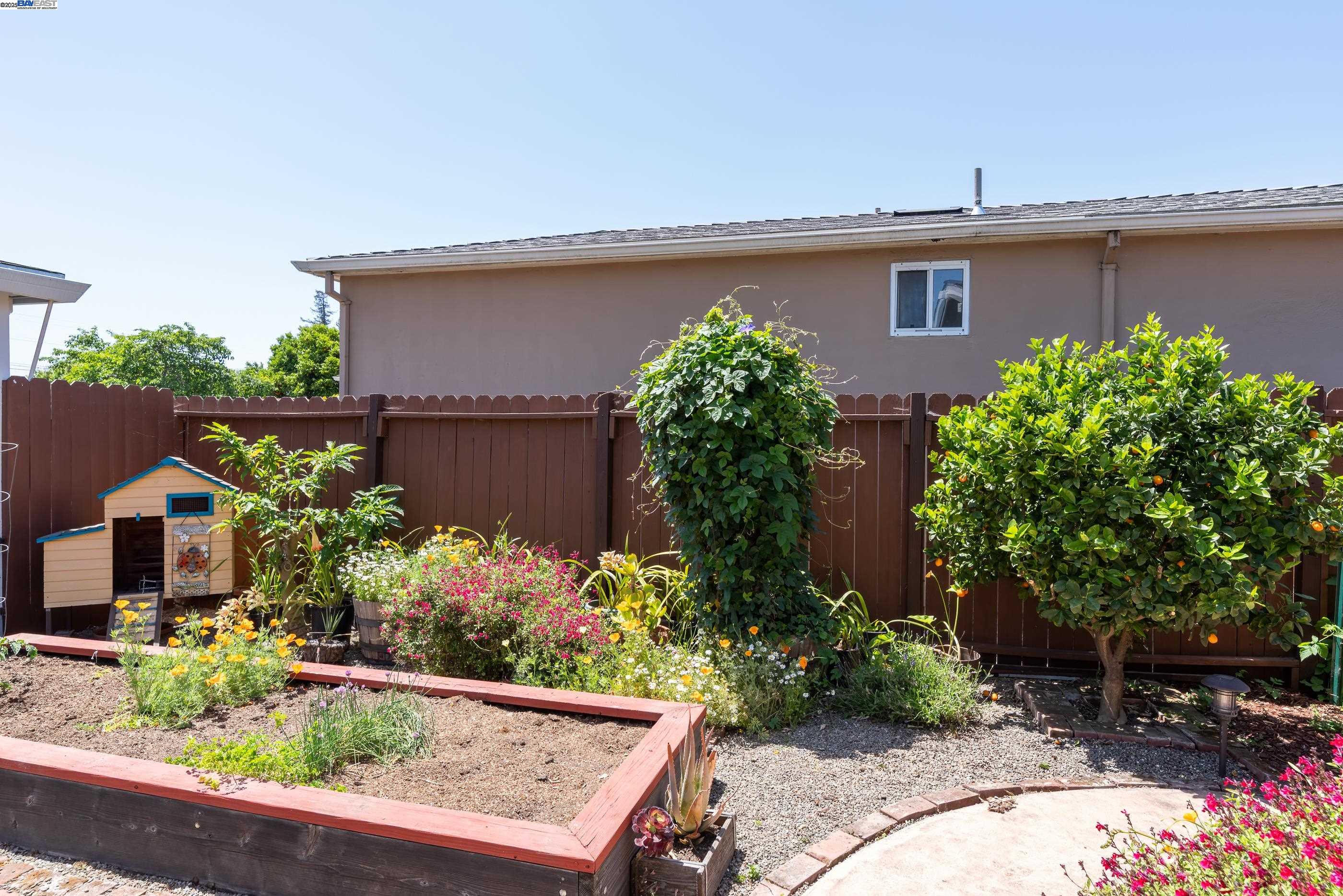 San Leandro, California 94577, United States, 3 Bedrooms Bedrooms, ,2 BathroomsBathrooms,Residential,Pending,126939