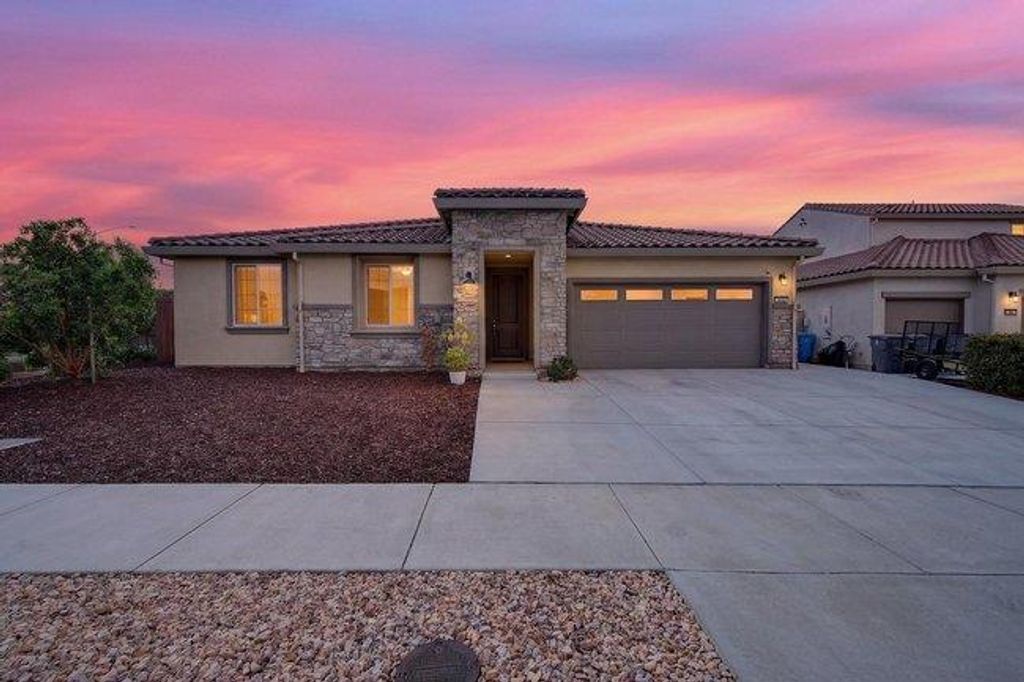 Photo of 3088 Palomino Way, Hollister, CA 95023 (MLS # ML82040606)