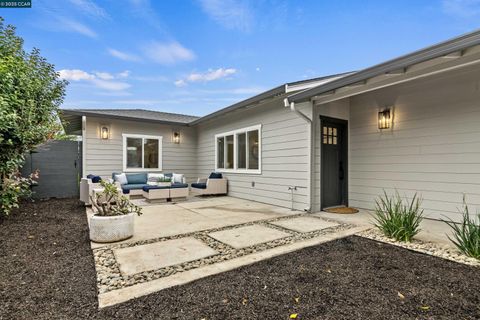 Photo of 330 Warren Way, Pittsburg, CA 94565 (MLS # 41118568)