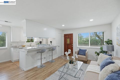 Photo of 2204 Segundo Ct #4, Pleasanton, CA 94588 (MLS # 41124617)