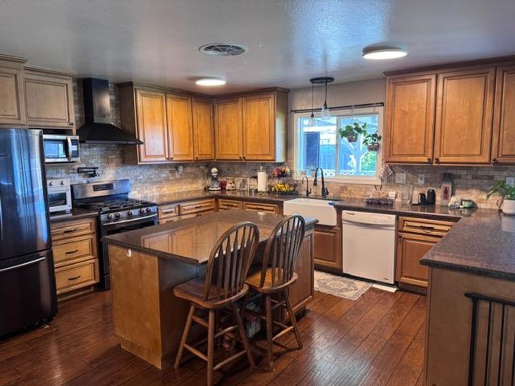 Photo of 710 Campus Avenue, Salinas, CA 93901 (MLS # ML82037712)