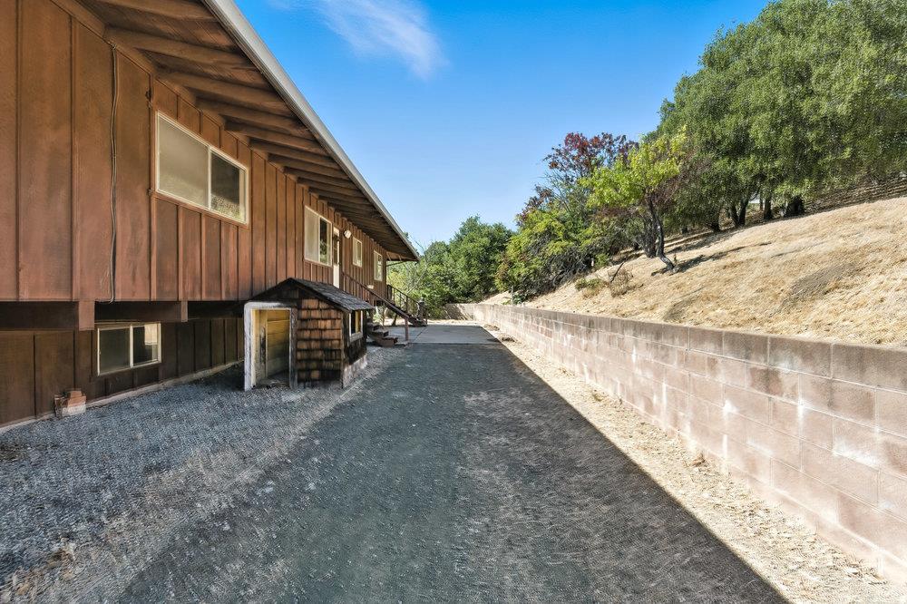 Los Altos Hills, California 94022, United States, 4 Bedrooms Bedrooms, ,3 BathroomsBathrooms,Residential,Active,186799