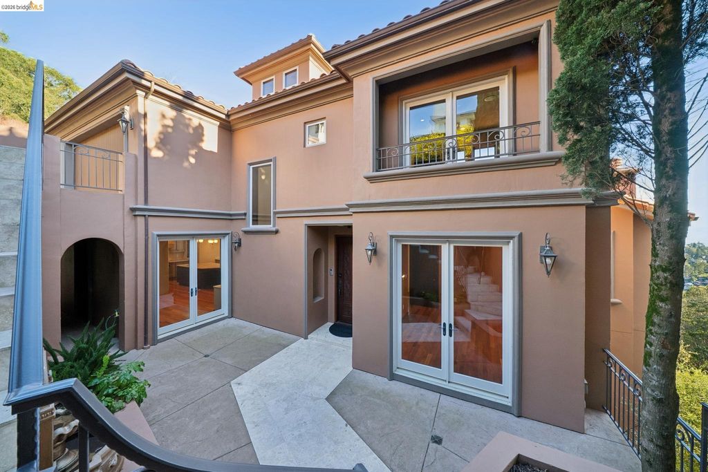 Photo of 6611 Elverton Dr, Oakland, CA 94611 (MLS # 41135594)