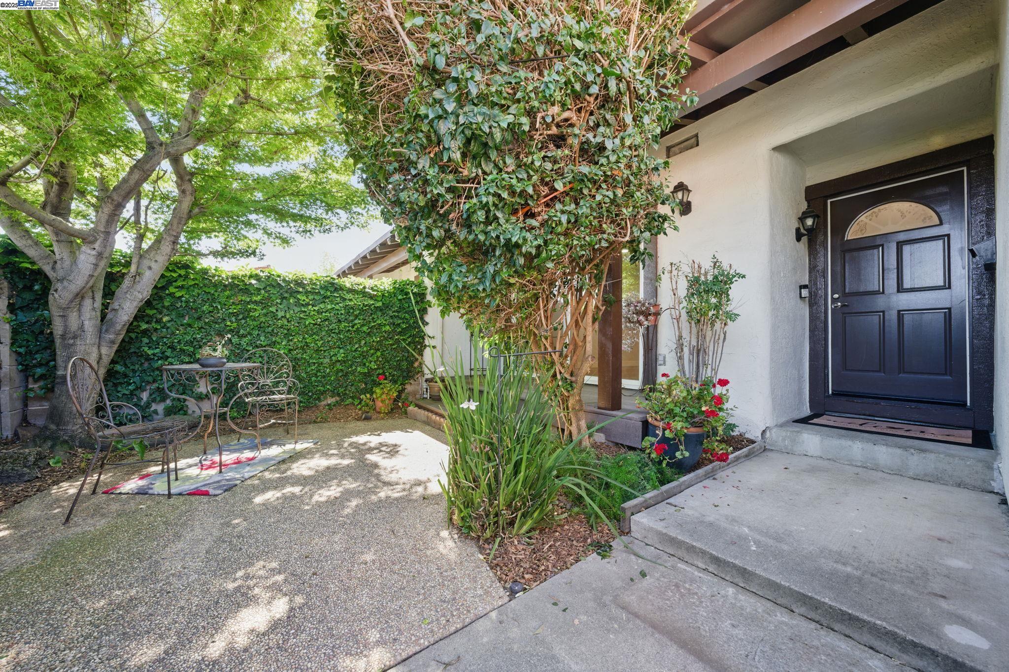 2387 Gomes Rd