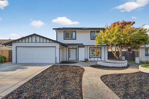 Photo of 312 Lance Dr, Vacaville, CA 95687 (MLS # 41118751)