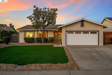 Photo of 855 Hanover Street, Livermore, CA 94551 (MLS # 41126174)