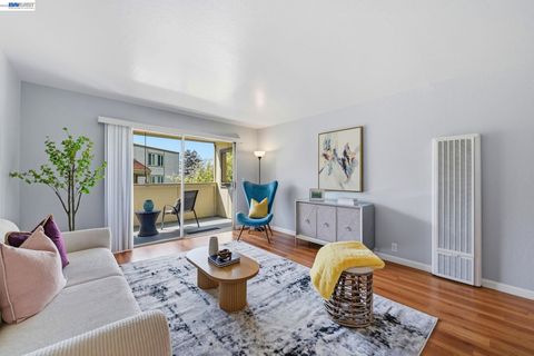 Photo of 1510 E St #23, Hayward, CA 94541 (MLS # 41132616)