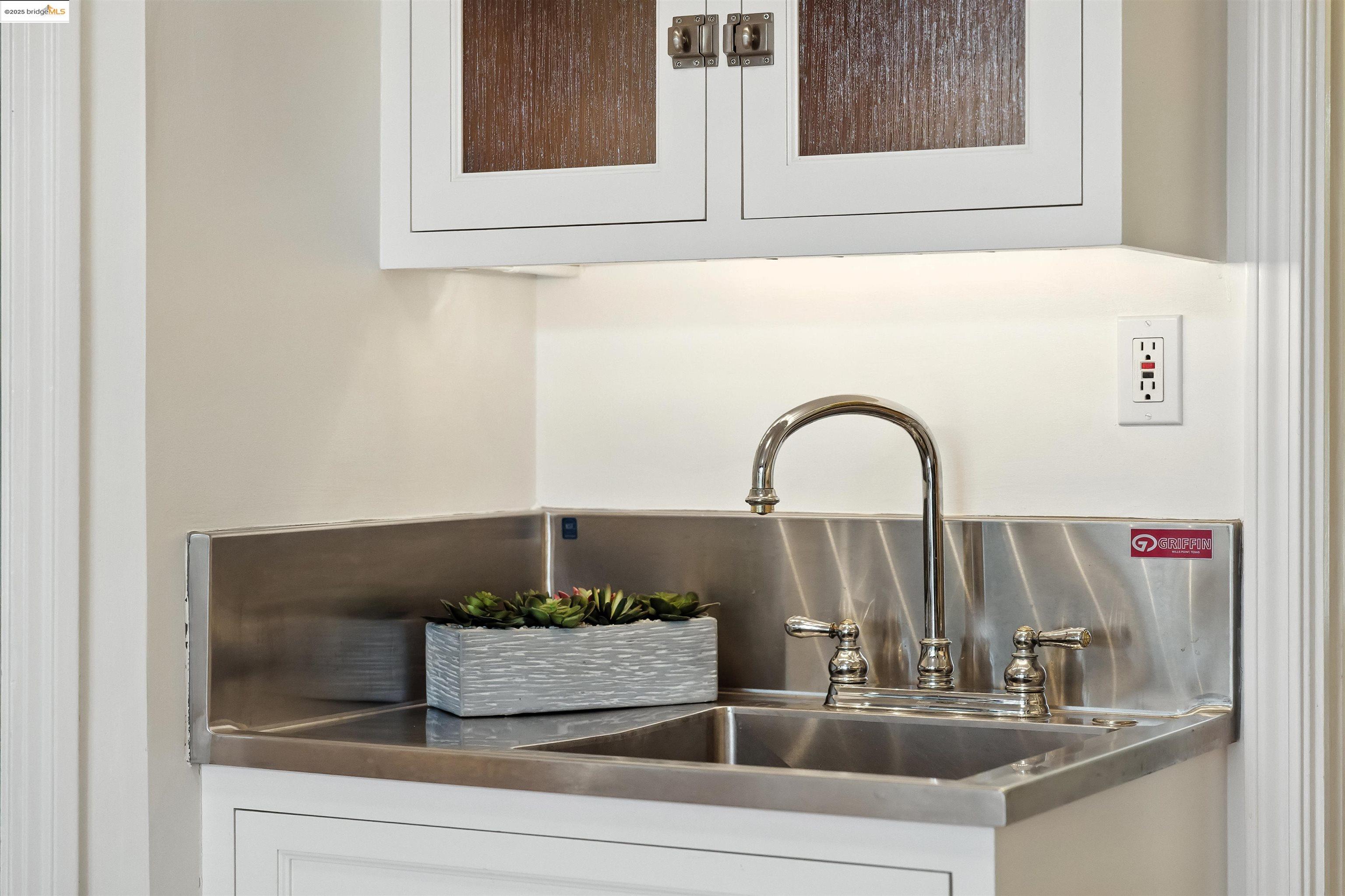 Berkeley, California 94707, United States, 3 Bedrooms Bedrooms, ,2 BathroomsBathrooms,Residential,Active,177245