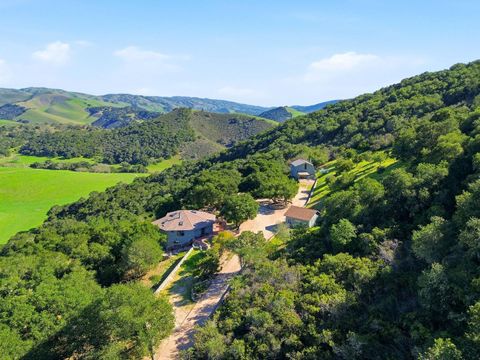 Photo of 31420 Via La Naranga, Carmel Valley, CA 93924 (MLS # ML82034120)