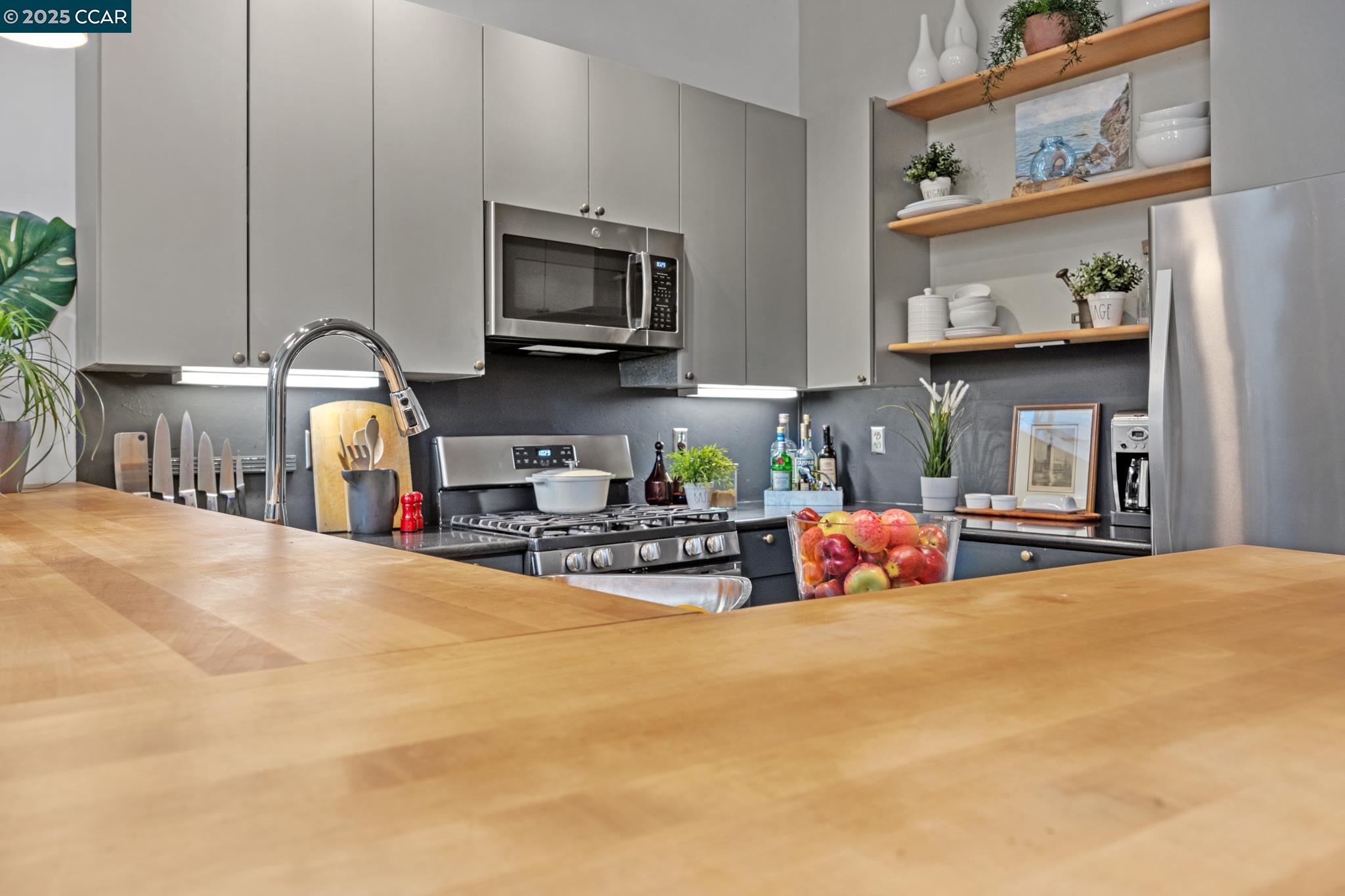 Oakland, California 94601, United States, 2 Bedrooms Bedrooms, ,2 BathroomsBathrooms,Residential,Pending,82924