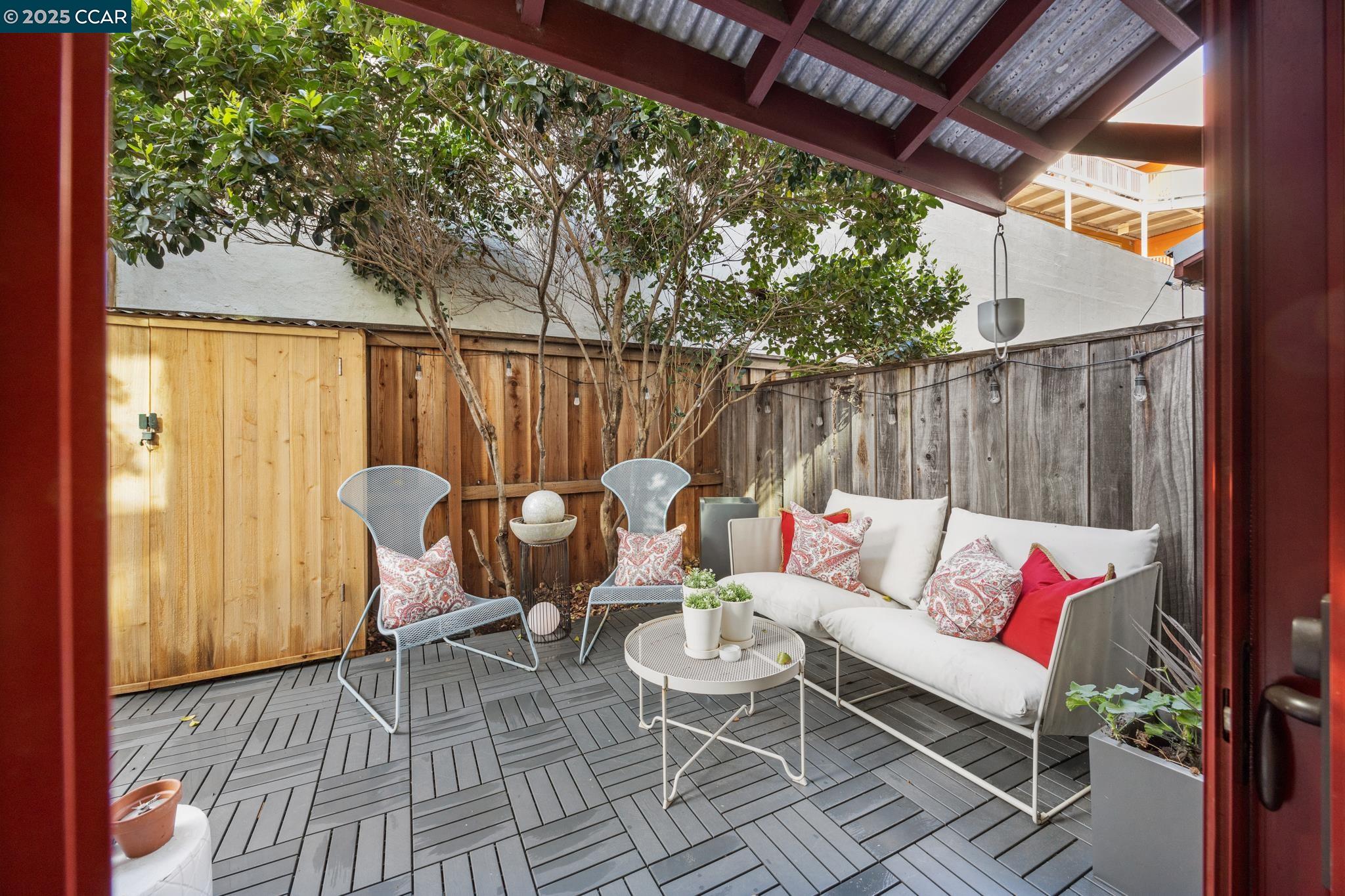 Oakland, California 94601, United States, 2 Bedrooms Bedrooms, ,2 BathroomsBathrooms,Residential,Pending,82924