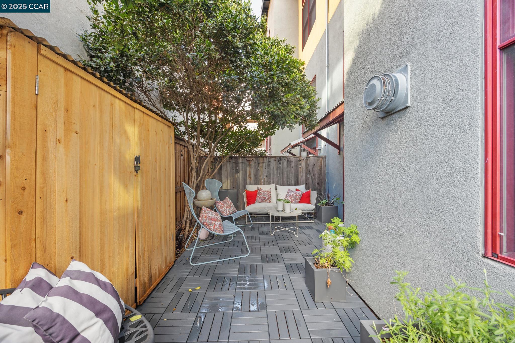 Oakland, California 94601, United States, 2 Bedrooms Bedrooms, ,2 BathroomsBathrooms,Residential,Pending,82924