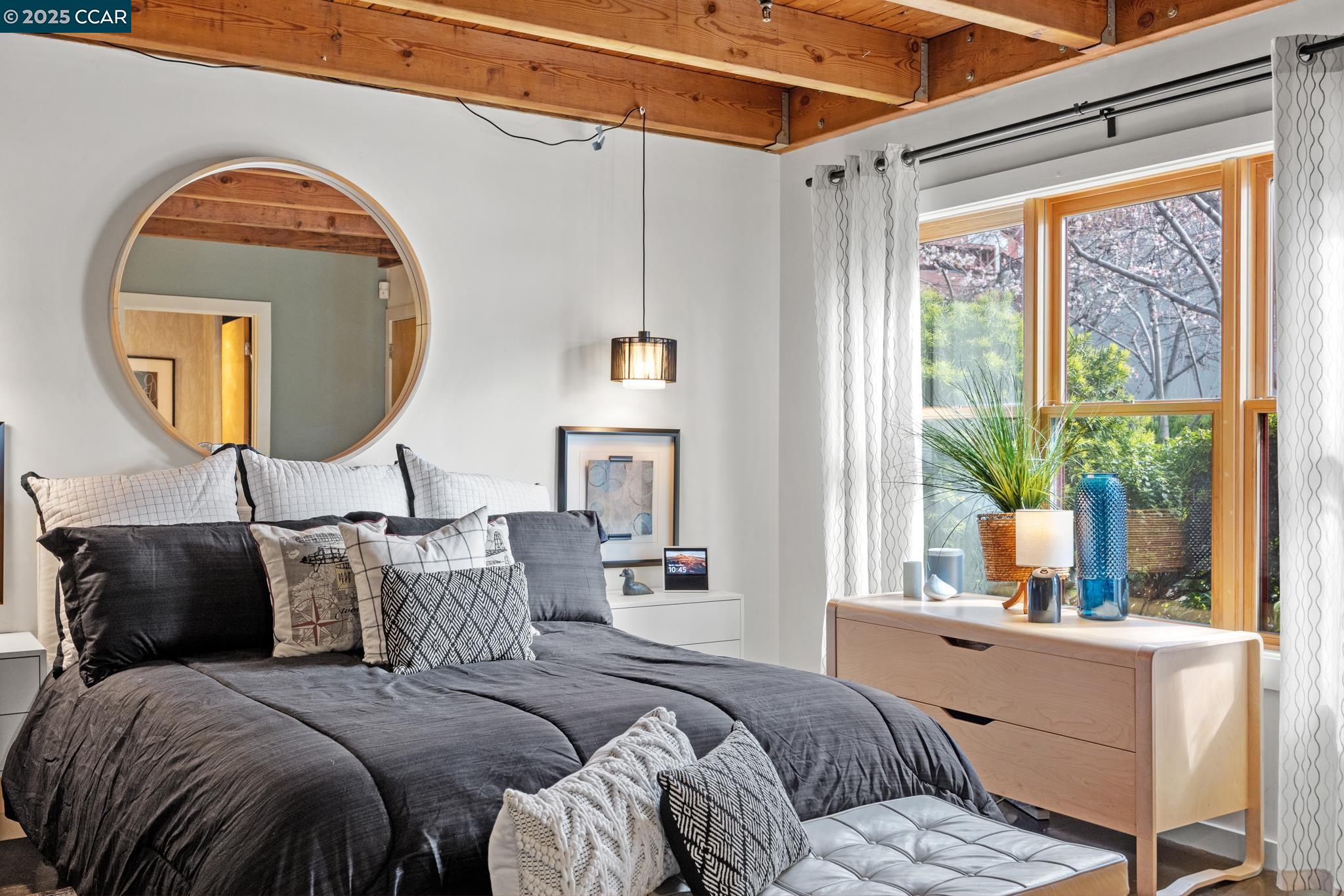 Oakland, California 94601, United States, 2 Bedrooms Bedrooms, ,2 BathroomsBathrooms,Residential,Pending,82924