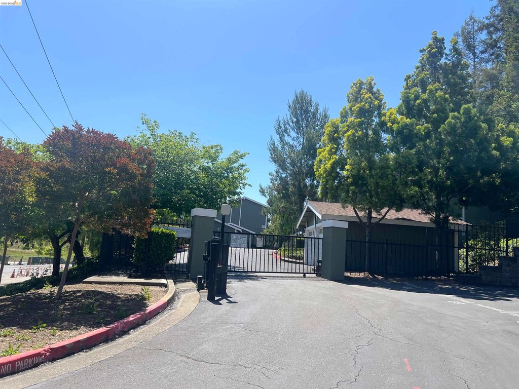 Photo of 8761 Mountain Blvd #11, Oakland, CA 94605 (MLS # 41135137)
