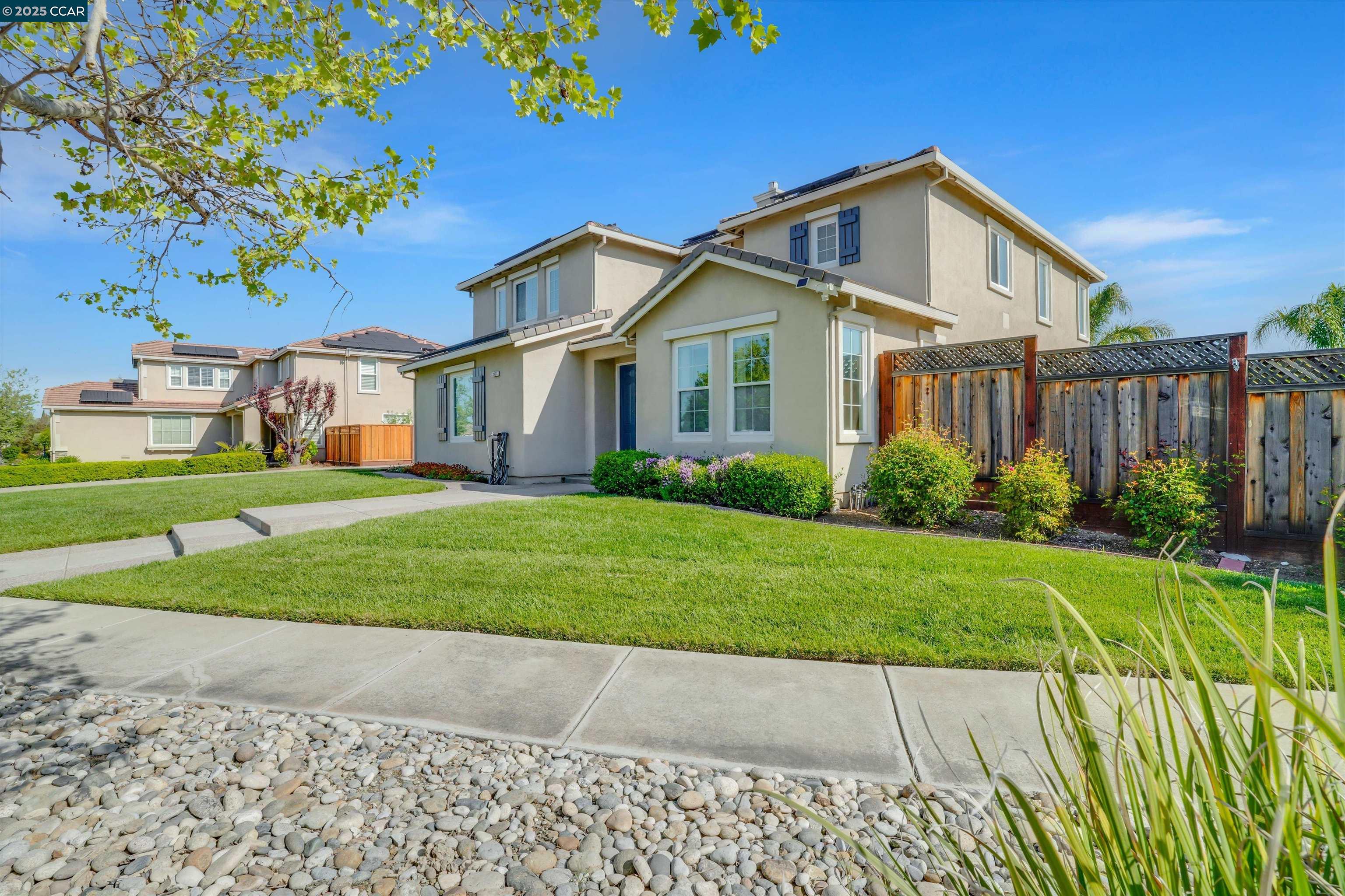 2121 Bluffs Dr
