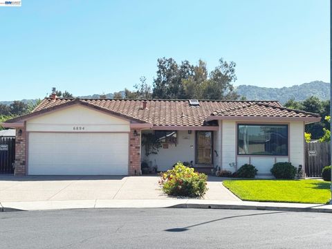 Photo of 6894 Heath Ct, Pleasanton, CA 94588 (MLS # 41132939)