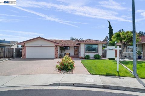 Photo of 6894 Heath Ct, Pleasanton, CA 94588 (MLS # 41132939)
