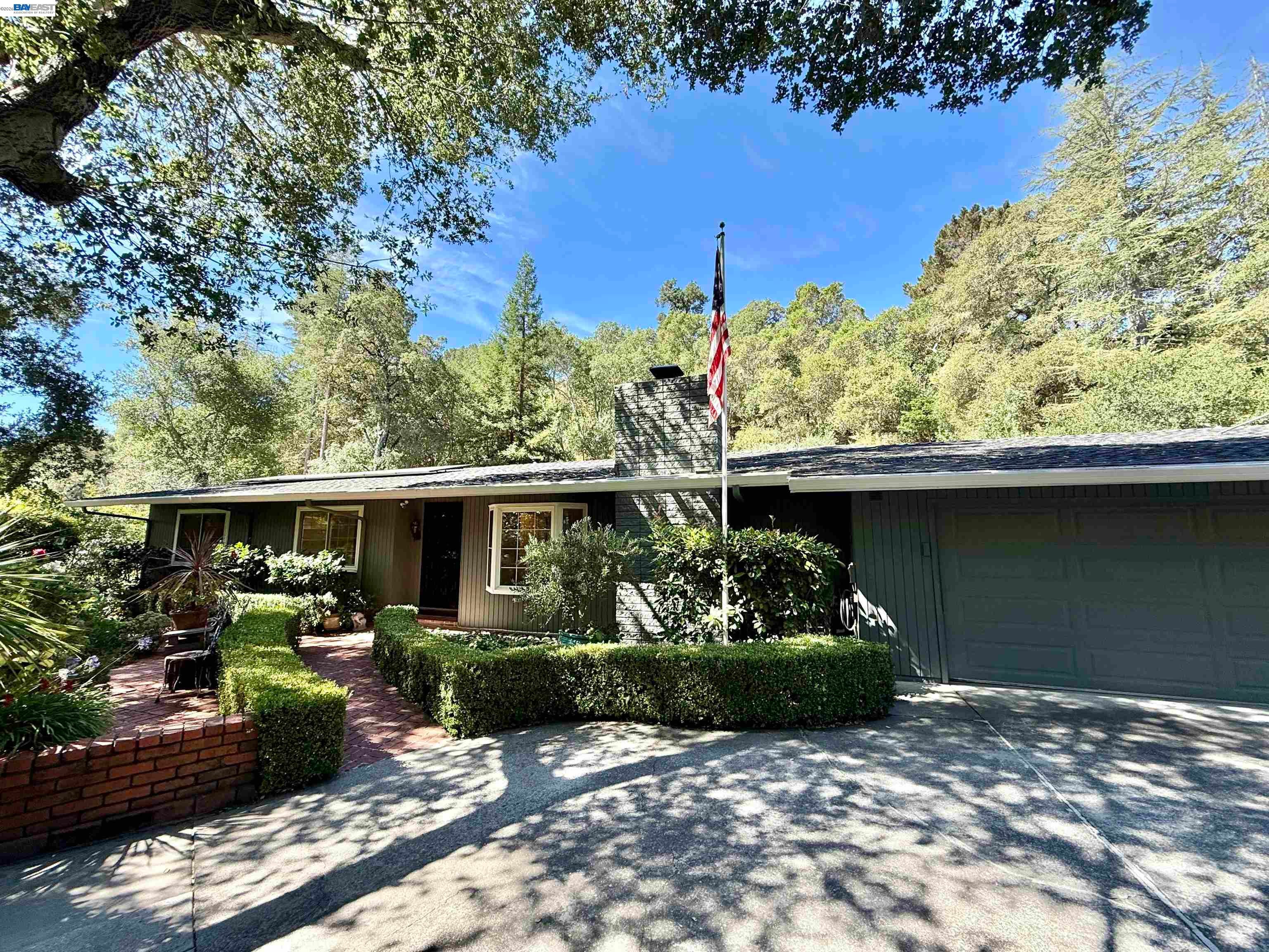516 Moraga Way