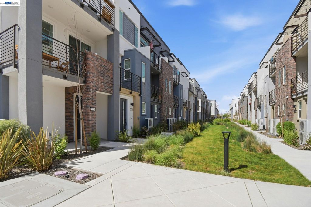 Photo of 2811 Cathwood Ln, Alameda, CA 94501 (MLS # 41129195)