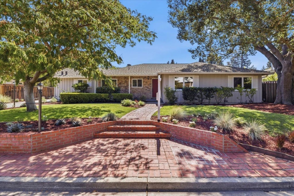 Photo of 135 Pineview Lane, Menlo Park, CA 94025 (MLS # ML82055686)