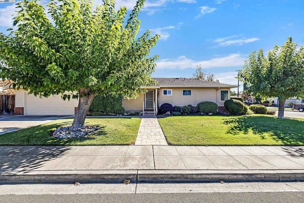 Photo of 596 Tyler Ave, Livermore, CA 94550 (MLS # 41116307)