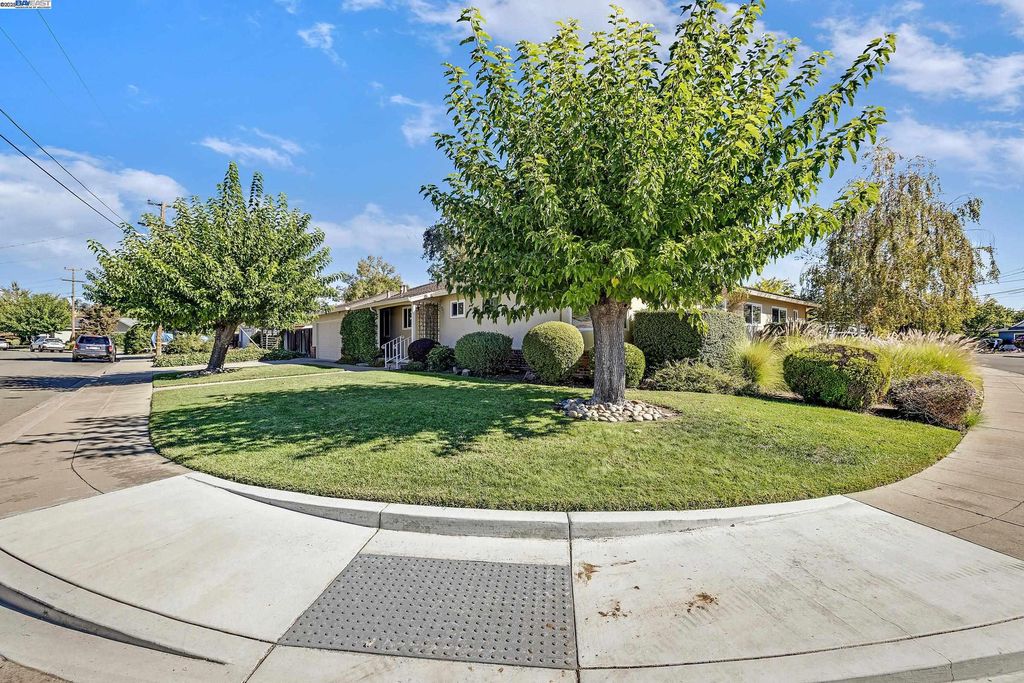 Photo of 596 Tyler Ave, Livermore, CA 94550 (MLS # 41116307)