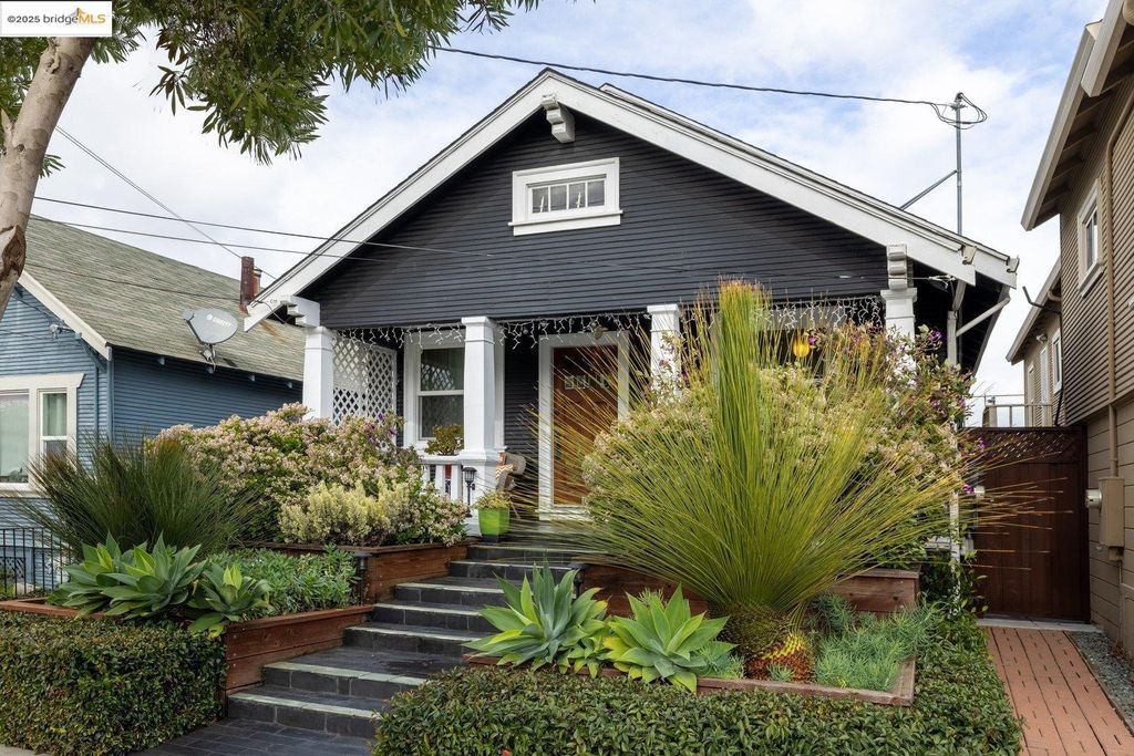 Photo of 1076 61St St, Oakland, CA 94608 (MLS # 41120031)