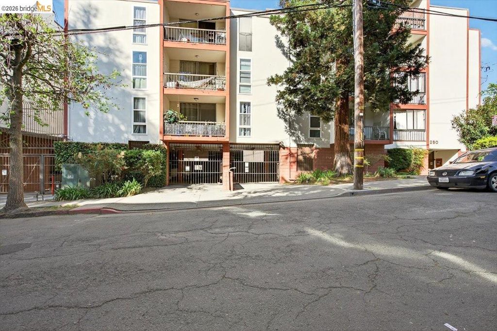 Photo of 250 Whitmore St #304, Oakland, CA 94611 (MLS # 41126564)