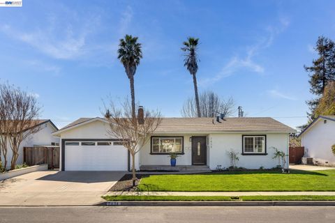 Photo of 7434 Larkdale Ave, Dublin, CA 94568 (MLS # 41125931)