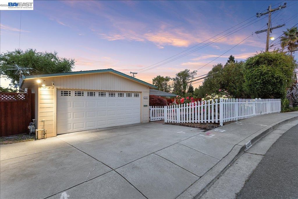 Photo of 24805 Canyon View Ct, Hayward, CA 94541 (MLS # 41129125)