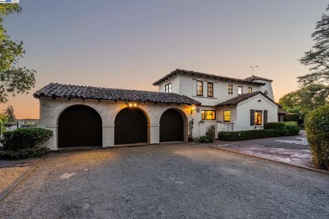 Photo of 921 Warren Street, Hayward, CA 94541 (MLS # 41119045)