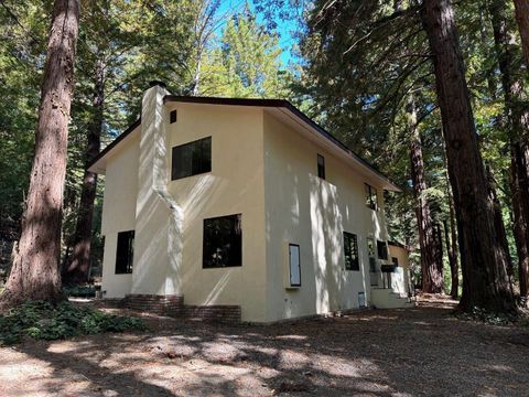 A home in Loma Mar