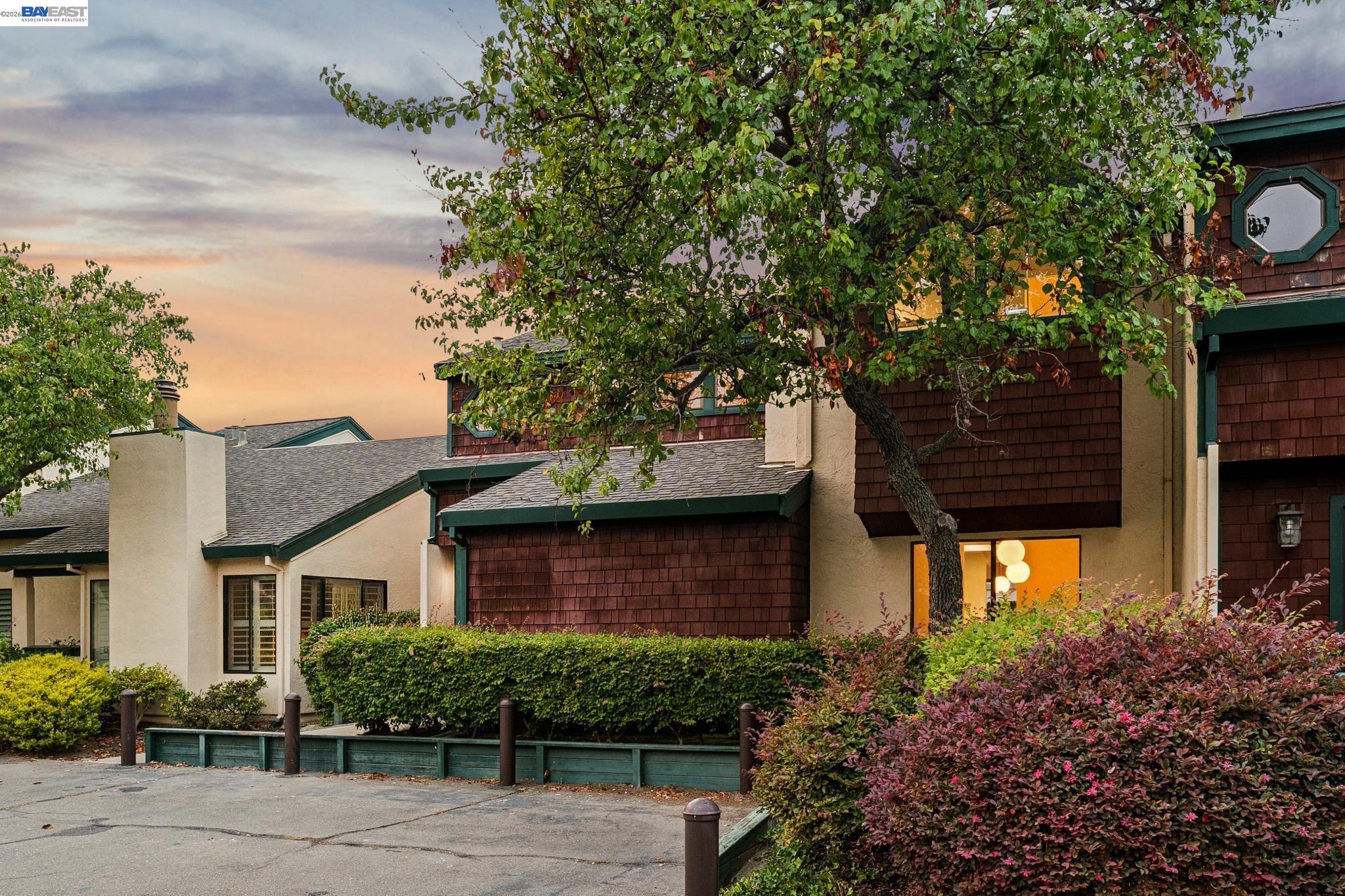 114 Lagunaria Ln