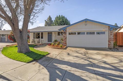Photo of 34373 Auckland Court, Fremont, CA 94555 (MLS # ML82036813)