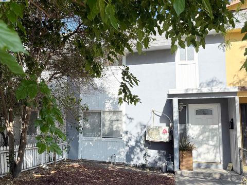 989 Palm Cir Tracy CA 95376