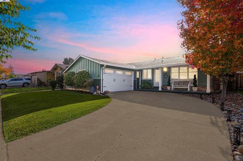 Photo of 2472 Bradford Ave, Hayward, CA 94545 (MLS # 41118882)