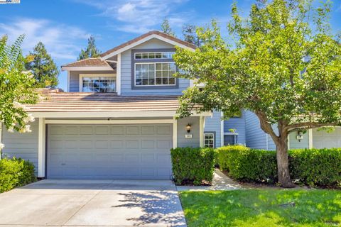 Photo of 385 Kensington Cmn, Livermore, CA 94551 (MLS # 41114639)