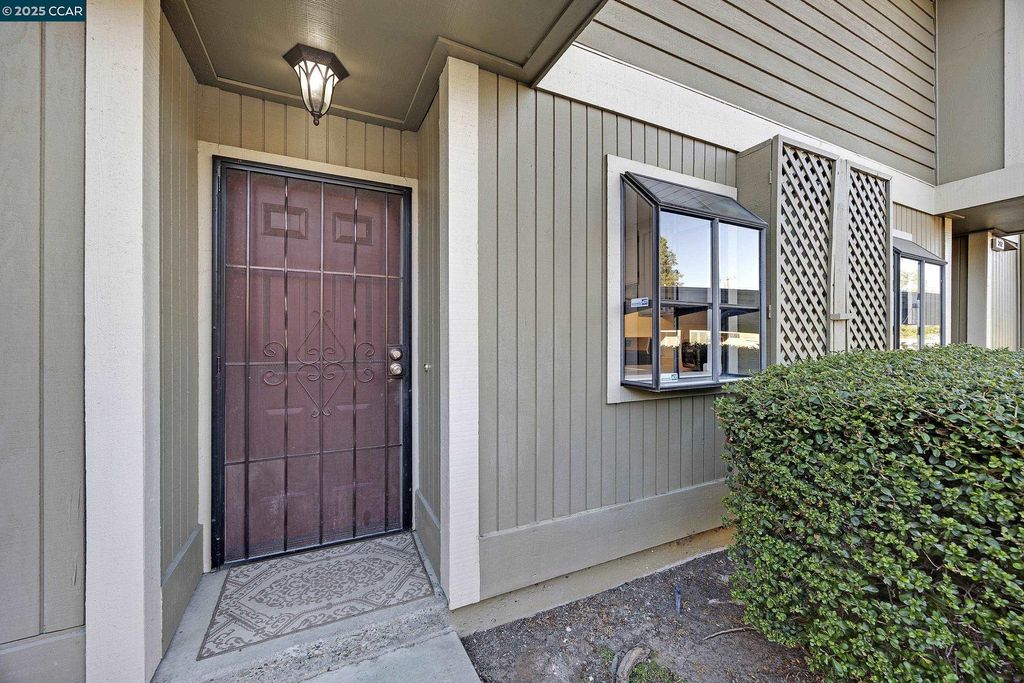 Photo of 314 Eastgate Ln, Martinez, CA 94553 (MLS # 41116287)