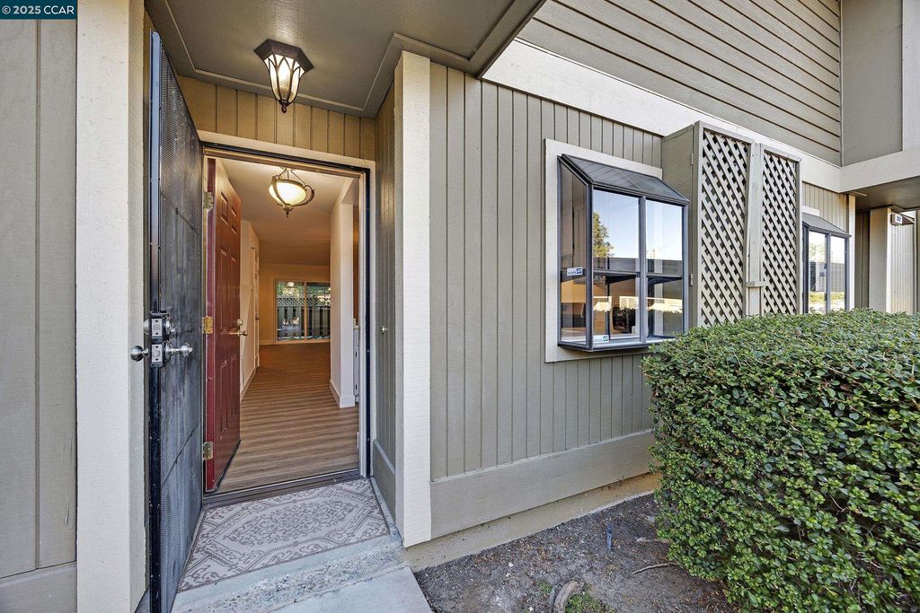 Photo of 314 Eastgate Ln, Martinez, CA 94553 (MLS # 41116287)