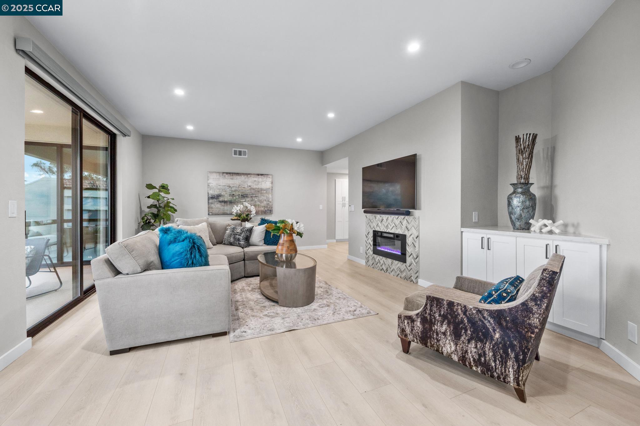 Walnut Creek, California 94595, United States, 2 Bedrooms Bedrooms, ,2 BathroomsBathrooms,Residential,Active,247388