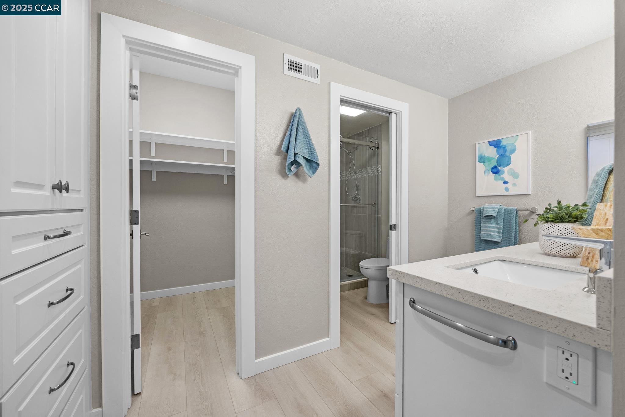 Walnut Creek, California 94595, United States, 2 Bedrooms Bedrooms, ,2 BathroomsBathrooms,Residential,Active,247388