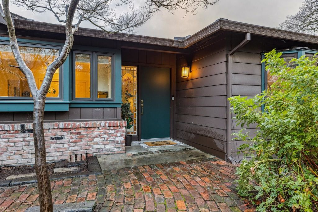 Photo of 411 La Vista Rd, Walnut Creek, CA 94598 (MLS # 41120043)