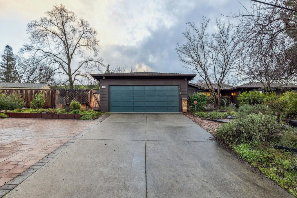 Photo of 411 La Vista Rd, Walnut Creek, CA 94598 (MLS # 41120043)