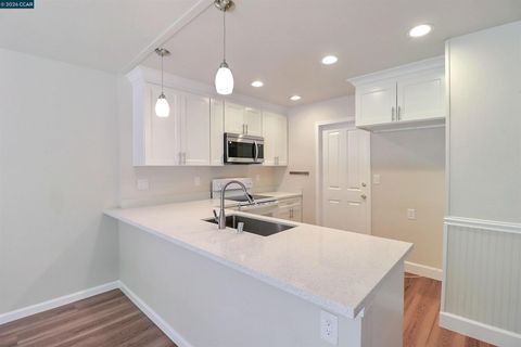 Photo of 126 Woodview Ct, Martinez, CA 94553 (MLS # 41132932)