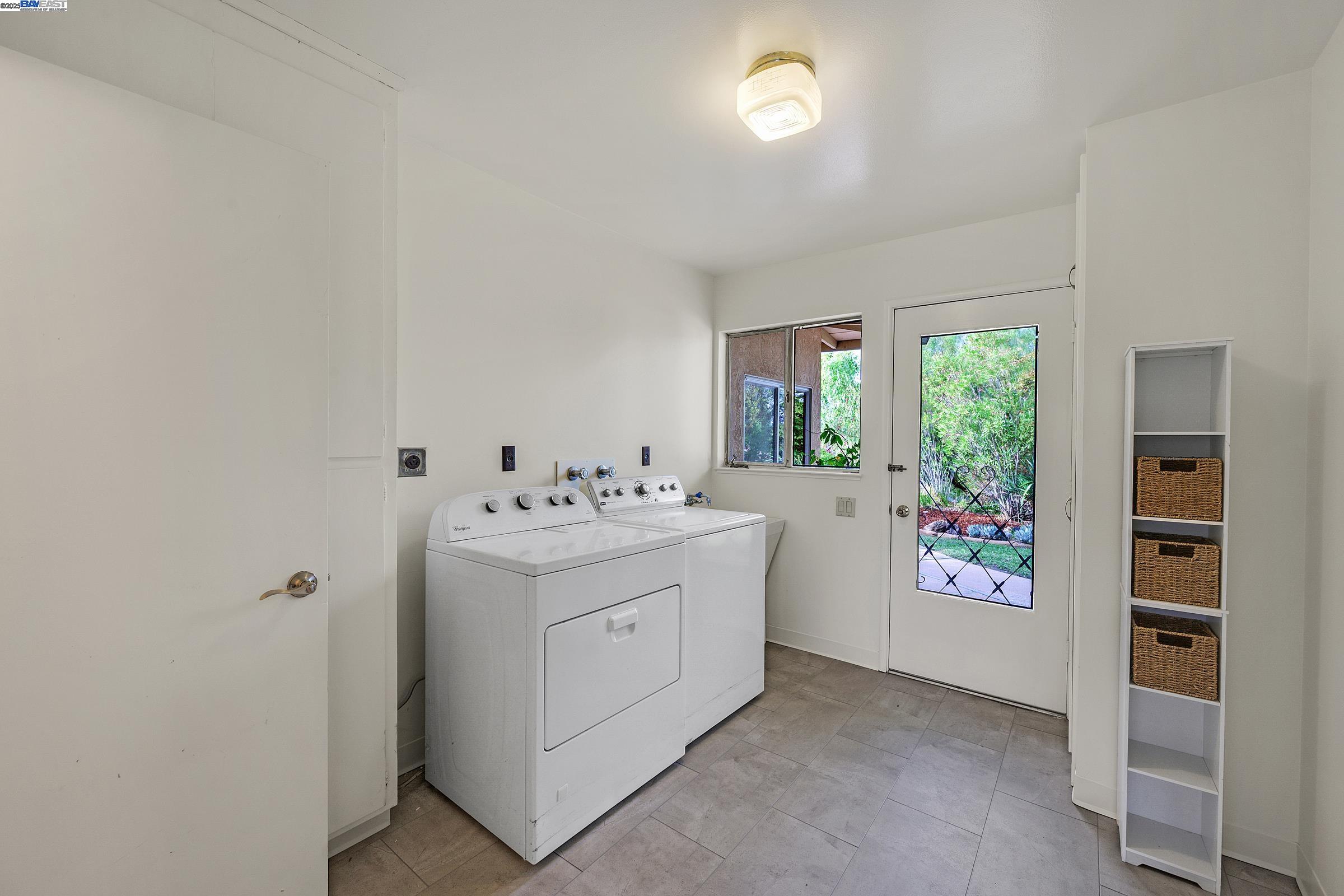 Livermore, California 94550, United States, 4 Bedrooms Bedrooms, ,3 BathroomsBathrooms,Residential,Active,219786