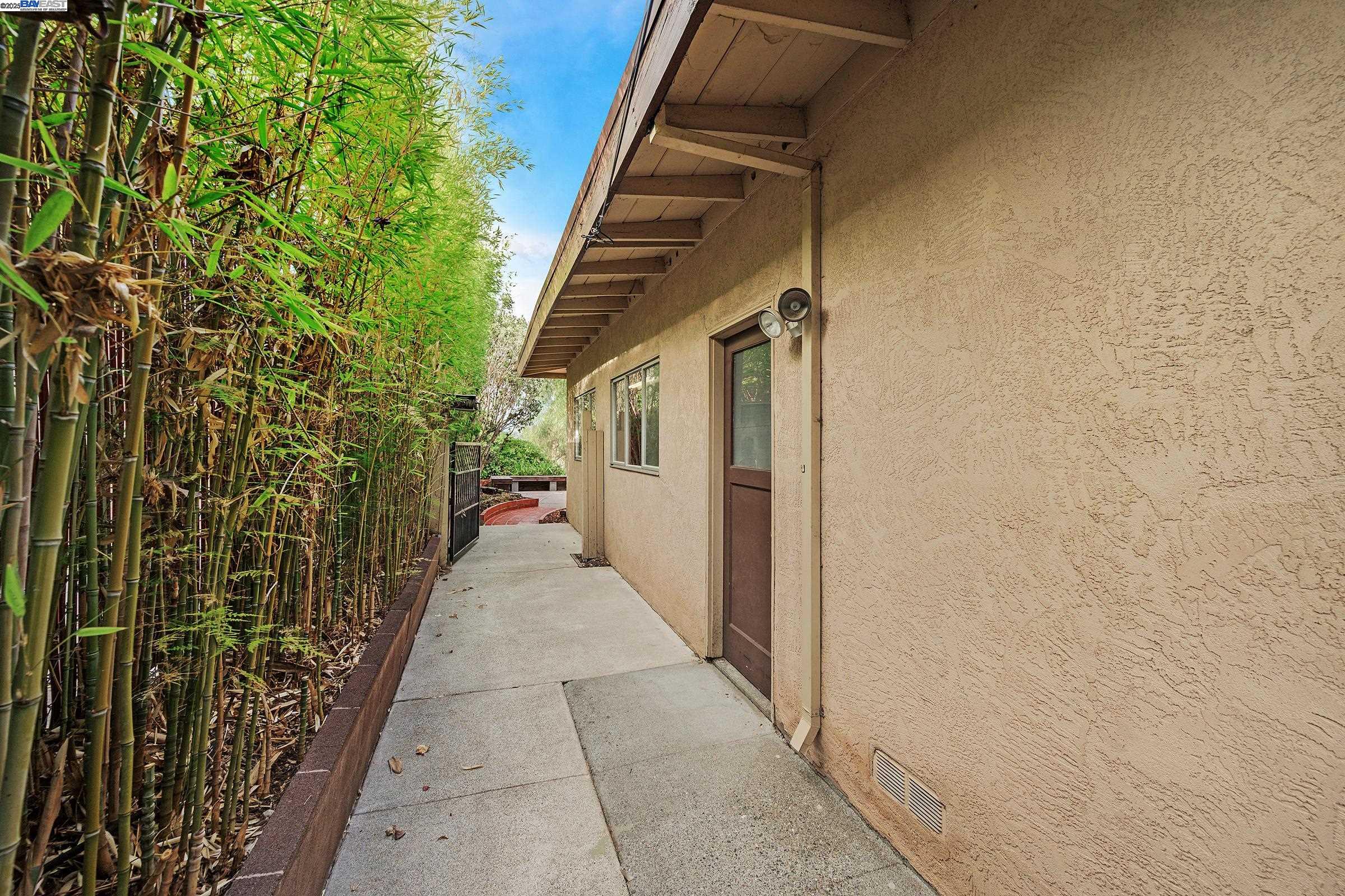 Livermore, California 94550, United States, 4 Bedrooms Bedrooms, ,3 BathroomsBathrooms,Residential,Active,219786