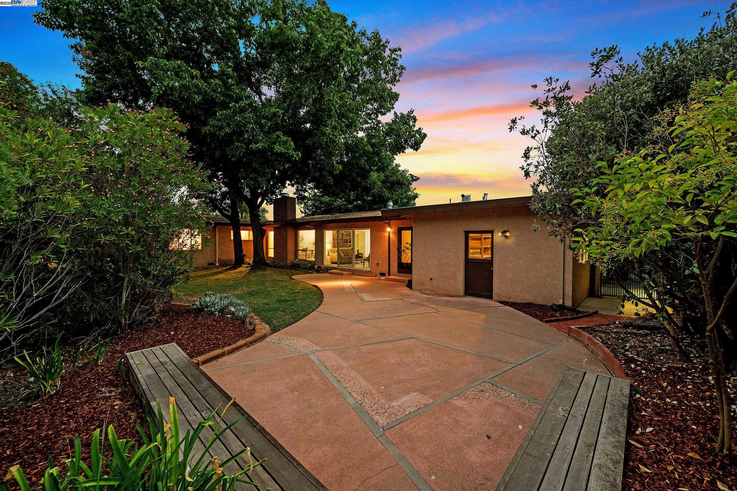 Livermore, California 94550, United States, 4 Bedrooms Bedrooms, ,3 BathroomsBathrooms,Residential,Active,219786