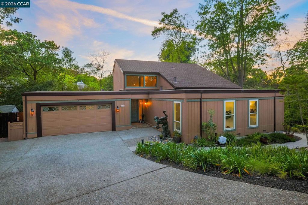 Photo of 1418 Linton Place, Martinez, CA 94553 (MLS # 41128826)